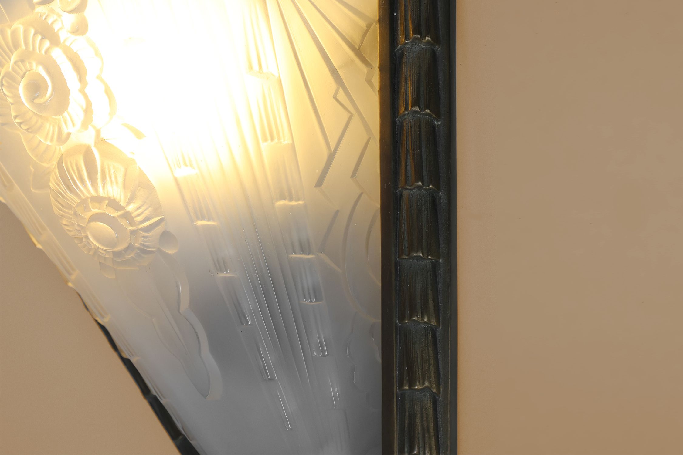 French Art Deco wall scone with frosted molded-pressed glass shade, 1920sthumbnail